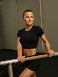 4F Crop top treningowy damski 4F x Anna Lewandowska - czarny M. Czarne topy 4f, l, bez wzorów, z materiału, bez kołnierzyka, bez ramiączek. Za 99.99 zł.