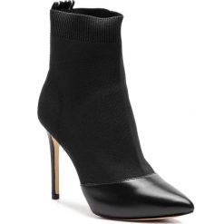 Botki MICHAEL MICHAEL KORS - Vicky Bootie 40R9VIHE6D Black. Czarne botki MICHAEL Michael Kors, bez wzorów, z materiału, bez obcasa, bez zapięcia. W wyprzedaży za 529.00 zł.