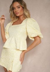 Żółta Bluzka we Wzór w Kwiaty z Falbaną i Bufiastymi Rękawami Gonavira. Żółte bluzki Renee, l, bez wzorów, z jeansu, eleganckie, bez kołnierzyka, bez ramiączek. W wyprzedaży za 112.49 zł.