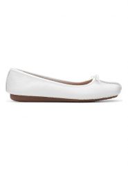 Clarks Baleriny w kolorze białym rozmiar: 41,5. Białe baleriny Clarks, bez wzorów, ze skóry, bez obcasa. Za 140.86 zł.