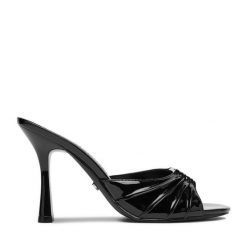 Klapki Juicy Couture. Czarne klapki Juicy Couture, bez wzorów, bez obcasa. Za 249.99 zł.