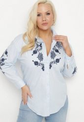 Niebieska Bawełniana Koszula w Kwiatowe Hafty Ravbia. Niebieskie koszule Born2be, xl, bez wzorów, z bawełny, eleganckie, bez kołnierzyka, bez ramiączek. Za 119.99 zł.