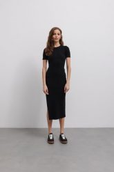 Dopasowana sukienka z rozcięciem w kolorze TOTALLY BLACK - CHARLOTTE-XS/S. Czarne sukienki Marsala, s, bez wzorów, z bawełny, sportowe, bez kołnierzyka, bez ramiączek, midi, dopasowane. Za 219.90 zł.