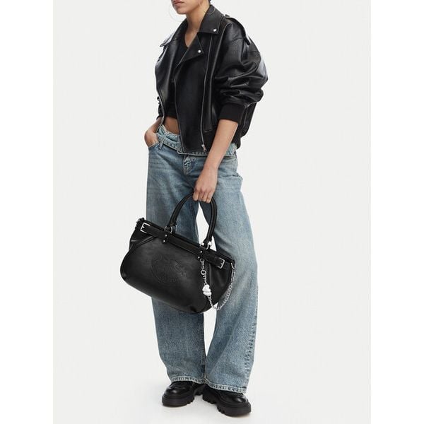 Torebka Juicy Couture. Czarne torebki klasyczne Juicy Couture, bez wzorów, bez dodatków. Za 327.99 zł.