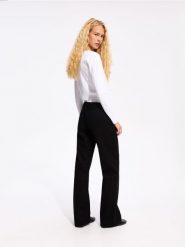 Jeansy straight z niskim stanem - czarny. Czarne jeansy Reserved, bez wzorów, z obniżonym stanem. Za 139.99 zł.