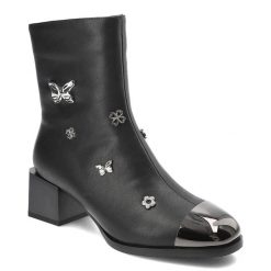 Czarne Botki Artiker Eleganckie Obuwie Damskie. Czarne botki Artiker, z aplikacjami, ze skóry, bez obcasa, na obcasie, bez zapięcia. Za 279.00 zł.