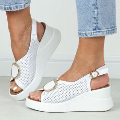 Białe skórzane sandały damskie na koturnie T.Sokolski L26-248. Białe sandały Sokolski, bez wzorów, z materiału, klasyczne, bez obcasa, na koturnie, bez zapięcia. Za 229.00 zł.