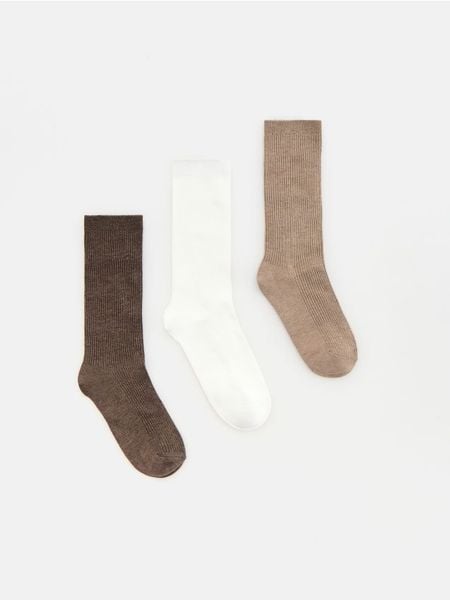 Długie skarpetki z wiskozą 3 pack - brązowy. Brązowe skarpety Reserved, bez wzorów, z wiskozy. Za 39.99 zł.