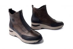RIEKER N9381-60 brown combination, botki damskie. Brązowe botki Rieker, na zimę, bez wzorów, bez obcasa, na koturnie, bez zapięcia. Za 379.90 zł.
