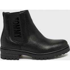 Tommy Jeans - Botki. Czarne botki Tommy Jeans, bez wzorów, z jeansu, z okrągłym noskiem, bez obcasa, na obcasie, bez zapięcia. W wyprzedaży za 469.90 zł.