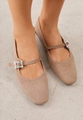 Ciemnobeżowe Balerinki z Imitacji Zamszu o Fasonie Mary Jane z Cyrkoniową Klamrą Ireltise. Brązowe baleriny Renee, z aplikacjami, bez obcasa. Za 79.99 zł.