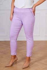 Lawendowe spodnie chinosy Nina z zamkami 7/8 PLUS SIZE XXL WIOSNA. Fioletowe spodnie materiałowe Nasi partnerzy, do pracy, plus size, bez wzorów, z elastanu, plus size, krótkie. Za 159.90 zł.
