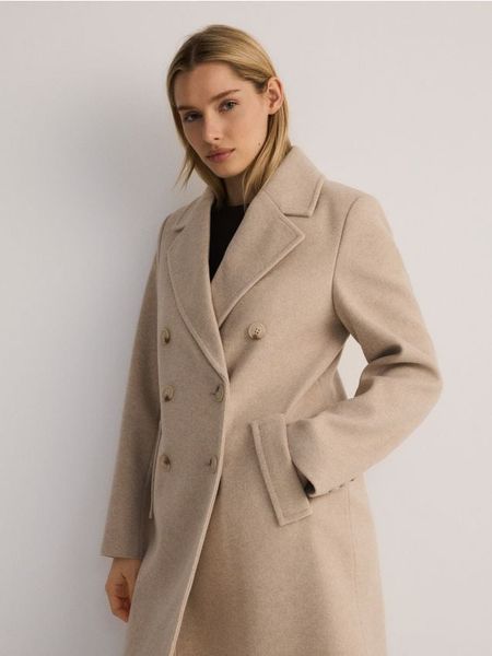 Dwurzędowy płaszcz - beżowy. Brązowe płaszcze Reserved, l, bez wzorów, z tkaniny, bez kaptura. W wyprzedaży za 59.99 zł.