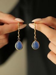 Pierres de Jade Pozłacane kolczyki-wkrętki z opalem rozmiar: onesize. Niebieskie kolczyki Pierres de Jade, z opalem, pozłacane. Za 97.28 zł.