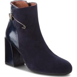 Botki HISPANITAS - Safron HI87967 Marine. Niebieskie botki Hispanitas, z aplikacjami, z lakierowanej skóry, bez obcasa, bez zapięcia. W wyprzedaży za 409.00 zł.