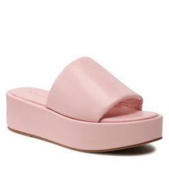Klapki DeeZee. Czerwone klapki DeeZee, bez wzorów, bez obcasa. Za 139.99 zł.