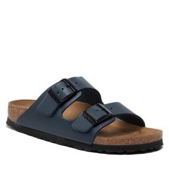 Klapki Birkenstock. Niebieskie klapki Birkenstock, bez wzorów, bez obcasa. Za 379.99 zł.