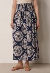 Granatowa Rozkloszowana Spódnica z Wiskozy z Wysokim Stanem i Etnicznym Wzorem Ari. Niebieskie spódnice Born2be, do pracy, z aplikacjami, z wiskozy, biznesowe, midi, dopasowane. Za 59.99 zł.