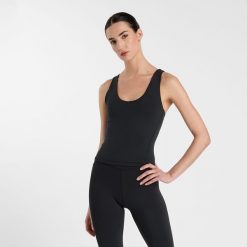 Koszulka damska New Balance WT51150BK – czarna. Czarne koszulki sportowe New Balance, z aplikacjami, z lycry, bez ramiączek, do biegania. Za 229.99 zł.