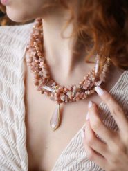 Pierres de Jade Pozłacany naszyjnik z elementami ozdobnymi - dł. 47 cm rozmiar: onesize. Różowe naszyjniki Pierres de Jade, pozłacane. Za 86.99 zł.