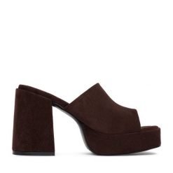 Klapki DeeZee. Brązowe klapki DeeZee, bez wzorów, bez obcasa. Za 139.99 zł.