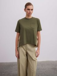 BGN Koszulka w kolorze khaki rozmiar: 38. Brązowe bluzki BGN, bez wzorów, bez kołnierzyka, bez ramiączek. Za 57.20 zł.
