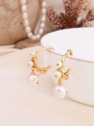 Pierres de Jade Pozłacane kolczyki-kreole z perłami rozmiar: onesize. Białe kolczyki Pierres de Jade, z perłą, pozłacane. Za 56.99 zł.