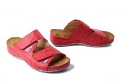 DR. BRINKMANN 700747-04 rot, klapki damskie. Czerwone klapki Dr. Brinkmann, bez wzorów, ze skóry, bez obcasa. Za 244.93 zł.
