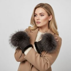 Mitenki damskie Luka-Pelli, rękawiczki bez palców z naturalnym futrem jenot, czekolada. Brązowe rękawiczki Luka-Pelli, bez wzorów, ze skóry, eleganckie. Za 249.00 zł.