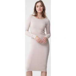 Jasnobeżowa Sukienka Blake. Sukienki Born2be, na jesień, m, bez wzorów, prążkowane, bez kołnierzyka, bez ramiączek, midi. Za 89.99 zł.