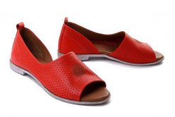 ARTIKER RELAKS 52C0804 czerwony, sandały damskie. Czerwone sandały Artiker Relaks, w ażurowe wzory, ze skóry, bez obcasa, na obcasie, bez zapięcia. Za 234.90 zł.