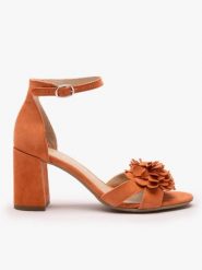 Pomarańczowe sandały na obcasie z kwiatem. Brązowe sandały Ryłko, bez wzorów, ze skóry, eleganckie, z okrągłym noskiem, bez obcasa, na obcasie, bez zapięcia. Za 479.99 zł.