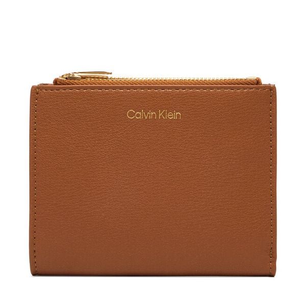 Bilonówka Calvin Klein. Brązowe portfele Calvin Klein, bez wzorów. Za 289.99 zł.