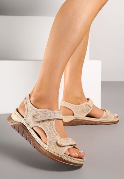 Ciemnobeżowe Sandały Vices Ozdobione Tweedem Tonettia. Brązowe sandały Renee, bez wzorów, bez obcasa, na płaskiej podeszwie, bez zapięcia. Za 89.99 zł.