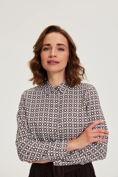 Koszula damska w geometryczny print biała. Białe koszule MOODO, s, bez wzorów, z wiskozy, bez kołnierzyka, bez ramiączek. Za 89.99 zł.