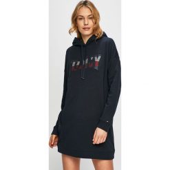 Tommy Hilfiger - Sukienka. Niebieskie sukienki TOMMY HILFIGER, na co dzień, m, z aplikacjami, z bawełny, casualowe, bez kołnierzyka, bez ramiączek, proste. W wyprzedaży za 449.90 zł.