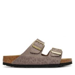 Klapki Birkenstock. Brązowe klapki Birkenstock, bez wzorów, bez obcasa. Za 449.99 zł.