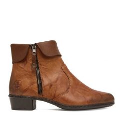 Botki Rieker. Brązowe botki Rieker, bez wzorów, bez obcasa, na słupku, bez zapięcia. Za 399.99 zł.