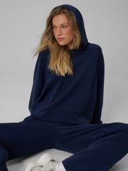 4F Bluza dresowa regular z modalem damska - granatowa XS. Niebieskie bluzy sportowe 4f, xs, bez wzorów, z dresówki, z kapturem. Za 199.99 zł.