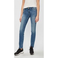 Mustang - Jeansy Jasmin. Niebieskie jeansy Mustang, bez wzorów. W wyprzedaży za 219.90 zł.
