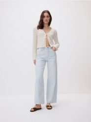 Jeansy straight z aplikacjami - niebieski. Niebieskie jeansy Reserved, z aplikacjami, z podwyższonym stanem. W wyprzedaży za 79.99 zł.
