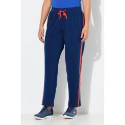 Damskie Spodnie dresowe paski po bokach sznurek ściągający proste nogawki. Niebieskie spodnie dresowe Ulla Popken, plus size, bez wzorów, z bawełny. W wyprzedaży za 111.99 zł.