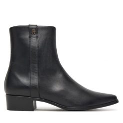 Botki Tommy Hilfiger. Czarne botki TOMMY HILFIGER, bez wzorów, bez obcasa, na słupku, bez zapięcia. Za 749.99 zł.