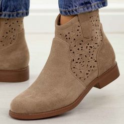 Beżowe zamszowe ażurowe botki damskie S.Barski 8019. Brązowe botki S.BARSKI, na jesień, w ażurowe wzory, z jeansu, z okrągłym noskiem, bez obcasa, na obcasie, bez zapięcia. Za 229.00 zł.