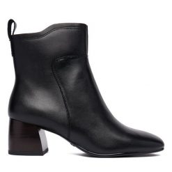 Botki Tamaris. Czarne botki Tamaris, bez wzorów, bez obcasa, na słupku, bez zapięcia. Za 419.99 zł.
