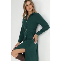Ciemnozielona Sukienka Koszulowa z Paskiem Alik. Zielone sukienki Born2be, na imprezę, l, bez wzorów, z materiału, bez kołnierzyka, bez ramiączek, midi, koszulowe. Za 119.99 zł.