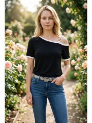 SOULSHAE Koszulka w kolorze czarnym rozmiar: S/M. Czarne bluzki SOULSHAE, m, bez wzorów, z wiskozy, bez kołnierzyka, bez ramiączek. Za 95.95 zł.