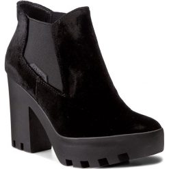 Botki CALVIN KLEIN JEANS - Sandy Velvet R0590 Black. Czarne botki Calvin Klein Jeans, bez wzorów, z jeansu, bez obcasa, na obcasie, bez zapięcia. W wyprzedaży za 299.00 zł.