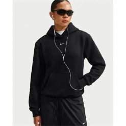 Bluza sportowa damska Nike IM8100001TOTALBLACK. Czarne bluzy sportowe Nike, l, bez wzorów, z materiału, z kapturem. Za 445.00 zł.
