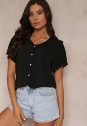 Czarna Koszula z Krótkim Rękawem i Koronką przy Ramionach Bettia. Czarne koszule Renee, l, z aplikacjami, z koronki, bez kołnierzyka, bez ramiączek. Za 79.99 zł.